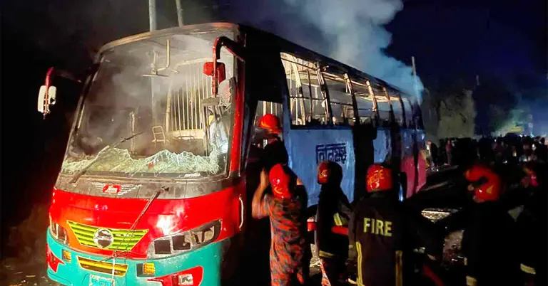 আগুনে পুড়ে যাওয়া বাস